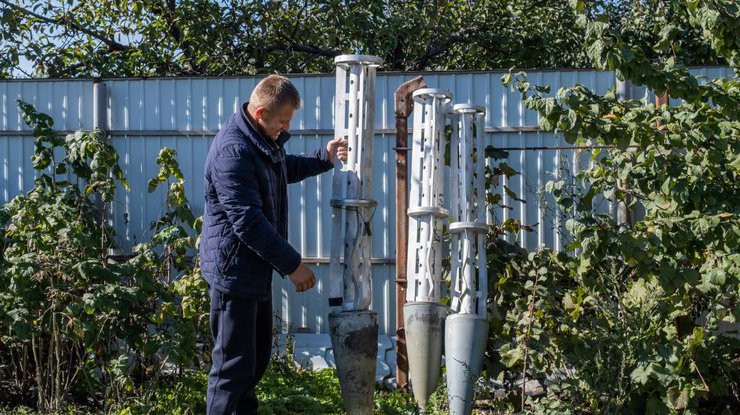 Український фермер показує касетні боєприпаси