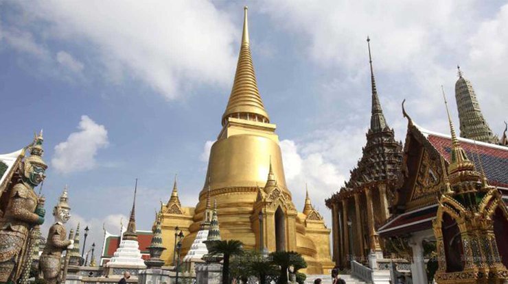 Туристы у Храма Изумрудного Будды в Бангкоке