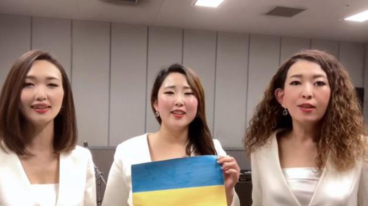 Фото: японская женская группа исполнила гимн Украины  / скриншот