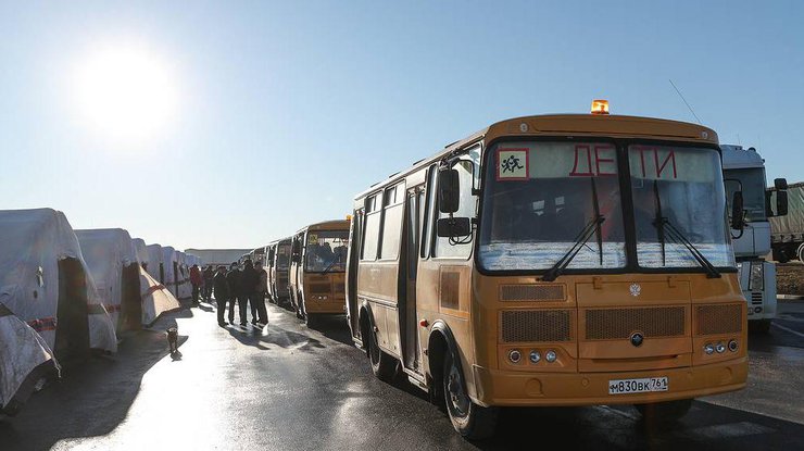 Автобусы с беженцами на КПП "Матвеев Курган"