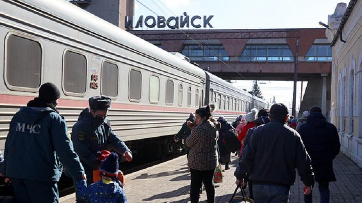 Украинцев грузят на поезда в Иловайске
