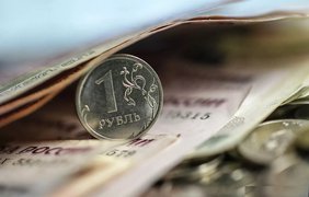 Российские индексы и рубль обвалились на фоне возможного признания "ЛДНР"