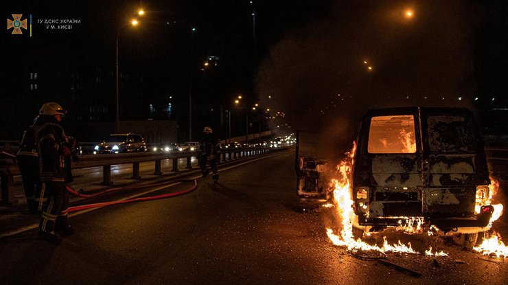 В Киеве загорелся микроавтобус/ фото: ГСЧС