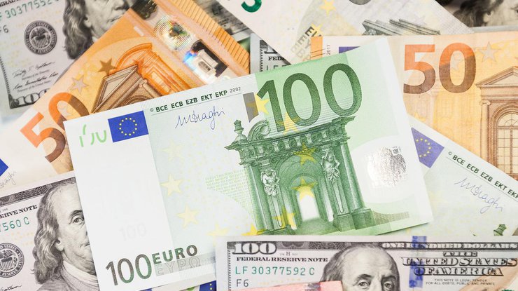 Официальный курс евро и доллара подняли на 27 копеек