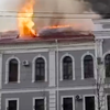 В Чернигове атаковали управление СБУ: здание горит (видео)