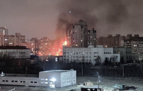 Сбитый самолет упал рядом с жилым домом - СМИ (видео)