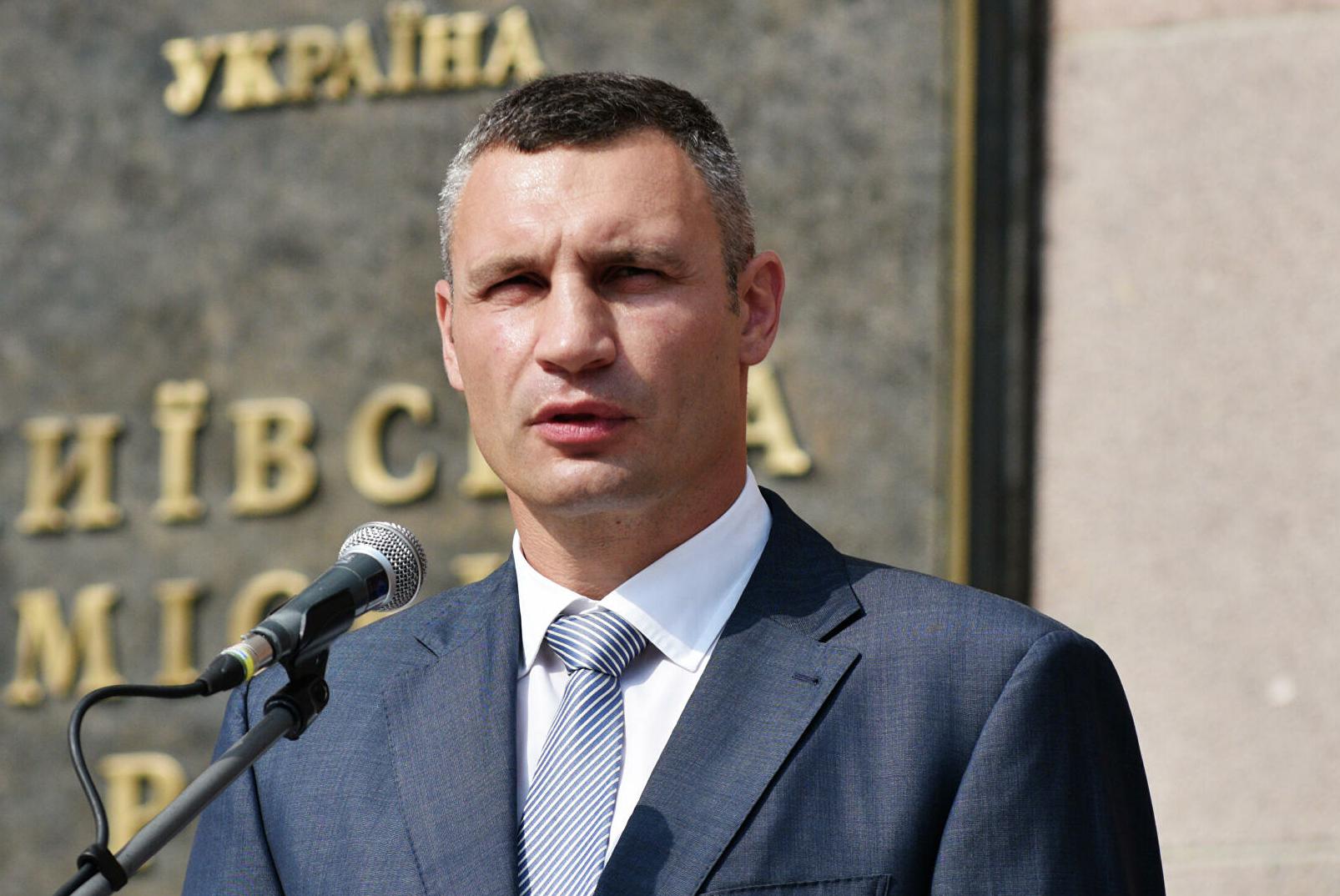 Киевлян призывают оставаться в помещениях или укрытиях, а выходить можно только по окончанию сигнала воздушной тревоги. Об этом заявил в видеобращении к жителям столицы мэр Виталий Кличко