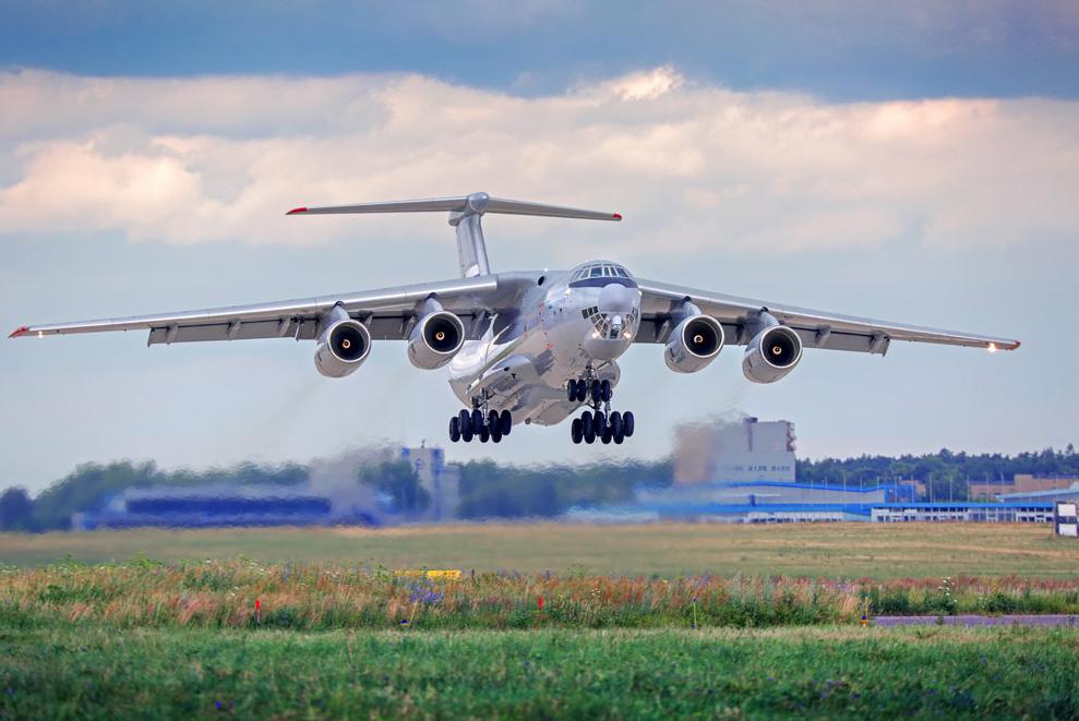 Украинские военные с системы ПВО сбили вражеский российский военный транспортный самолет Ил-76