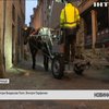 Кінні екіпажі збирають сміття вулицями Франції
