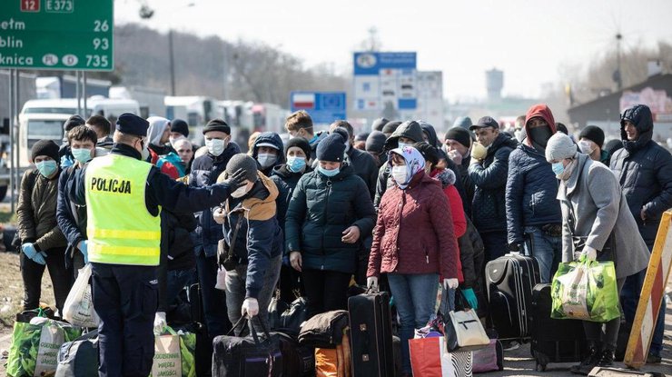 Украинские заробитчане на границе с Польшей