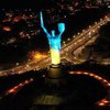 "Родина-Мать" в Киеве засветилась цветами флага Украины (фото) 
