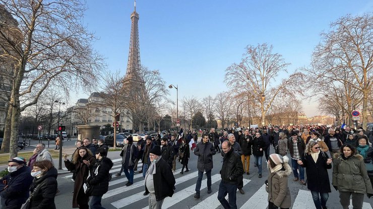 Парижане на антиковидном марше