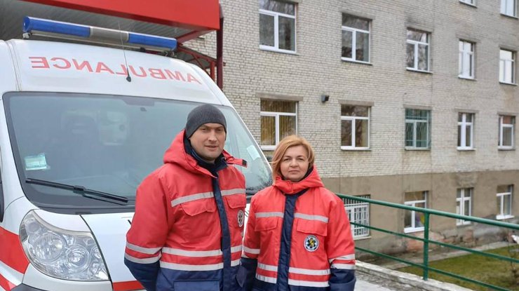 Фото: медики, которые помогли беременной женщине / facebook.com/emergency.lviv
