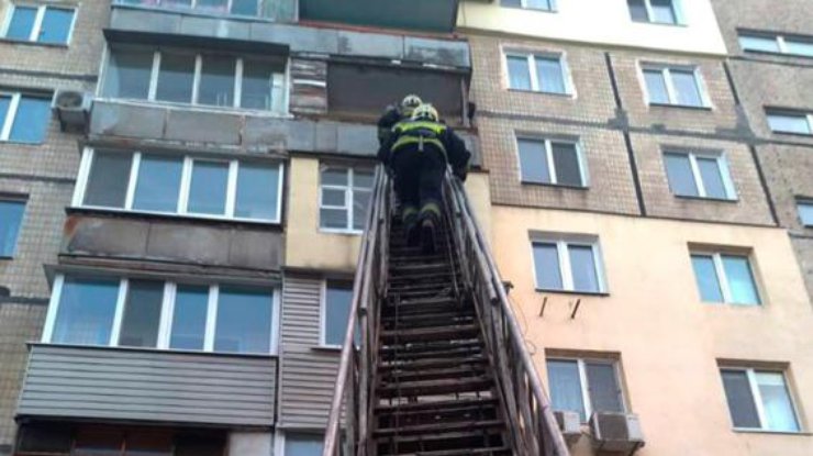 Спасатели попали в квартиру через балкон / Фото: dp.dsns.gov.ua 