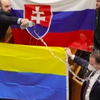 В парламенте Словакии депутат облил водой флаг Украины (видео)