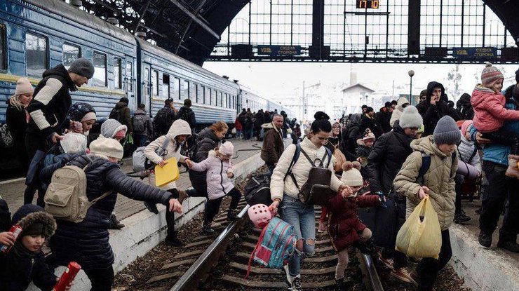 Женщины и дети массово покидают Киев