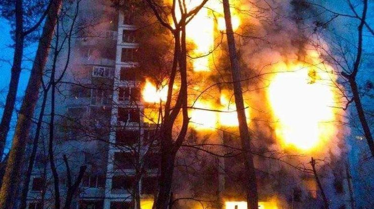 В Киеве горит многоэтажка