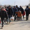 "Чтобы их путали с военными": в Мариуполе оккупанты надевают на жителей белые повязки