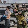 На выезде из Мариуполя оккупанты раздевают мужчин (фото)
