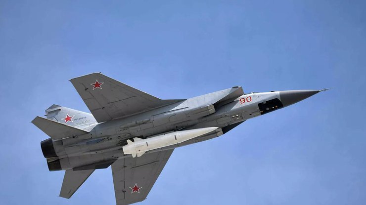 Истребитель МиГ-31 с гиперзвуковой ракетой "Кинжал"