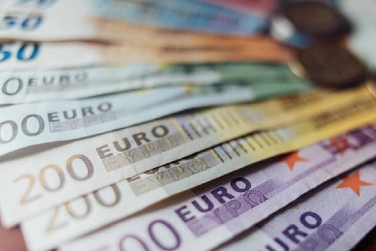 Евросоюз запретил продавать, поставлять, экспортировать в Россию банкноты, деноминированные в евро. Об этом сообщает РБК и ТАСС со ссылкой на документ