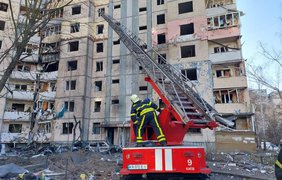 В Киеве российская ракета разбомбила многоэтажку