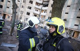 В Киеве российская ракета разбомбила многоэтажку
