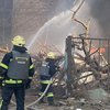 В Киеве на Оболони из-за обстрела загорелся грузовик и два здания