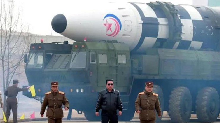 Ким Чен Ын на фоне "ракеты-монстра"