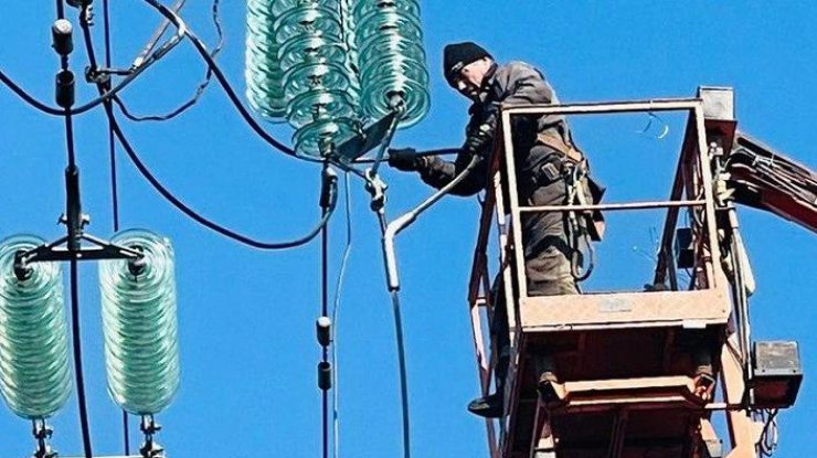 Электрики ремонтируют оборванные сети