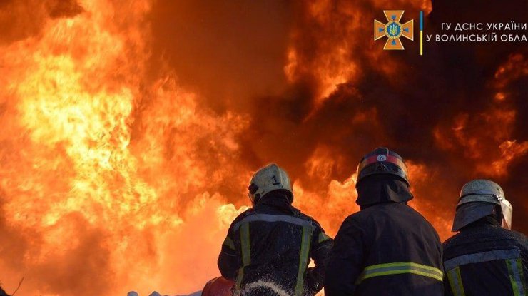 Рятувальники ліквідовують пожежу