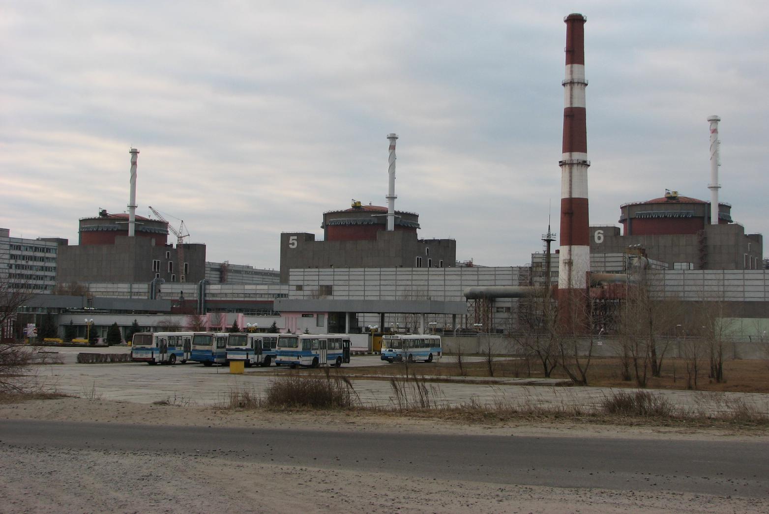 На подступах к Запорожской атомной электростанции уже больше часа продолжаются ожесточенные бои