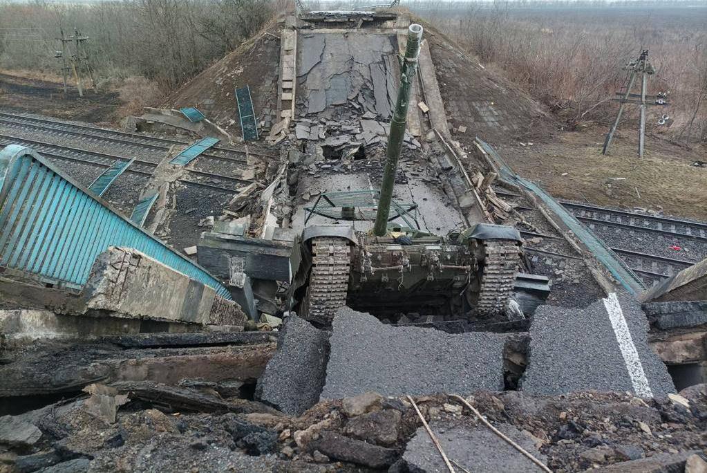 Под Николаевом и Херсоном ВСУ уничтожили огромное скопление российской техники. За два дня отработки аэродрома и военной базы возле Херсона в Куйбышево удалось уничтожить порядка 245 единиц техники противника, а также личный состав, огромные объемы топлива, и 30 вертолетов