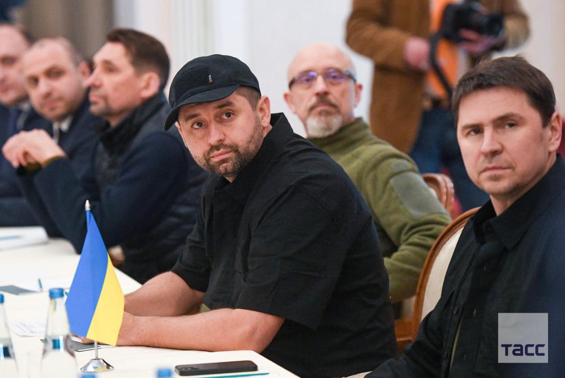 Переговоры с украинской делегацией могут начаться в 15:00. Об этом заявил глава российской делегации Мединский, передает "Коммерсант"