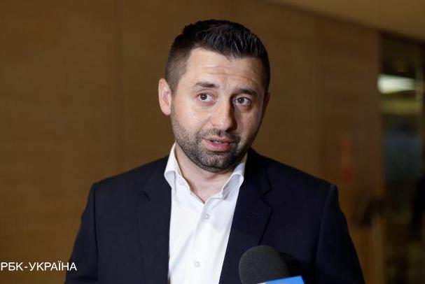 Участник украинской делегации на переговорах с Россией по прекращению войны, глава фракции "Слуга народа" Давид Арахамия заявил, что по договоренности сторон делегации работают по согласованному коммюнике