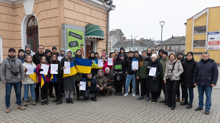 Фото: мешканці Тернопільщини збирають підписи щодо закриття неба над Україною