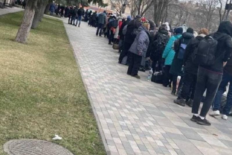 В связи с тем, что российская сторона не придерживается режима тишины и продолжила обстрелы как самого Мариуполя, так и его окрестностей, в целях безопасности эвакуация населения переносится. Об этом сообщает Мариупольский горсовет