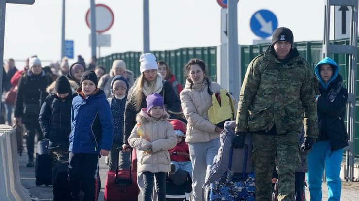 Женщины и дети продолжают покидать Украину