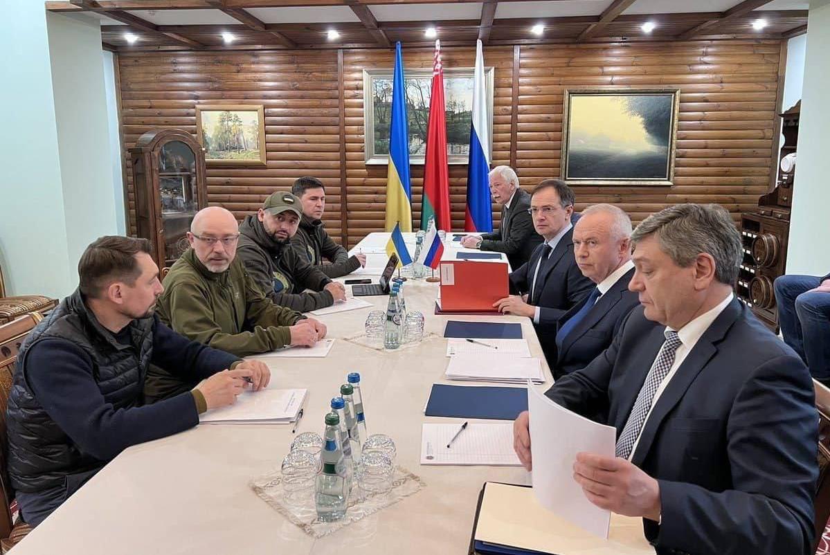 Делегации Украины и России начали третий раунд переговоров в Беловежской пуще в Беларуси. Перед их началом член украинской переговорной группы, советник главы офиса президента Украины Михаил Подоляк записал видеообращение