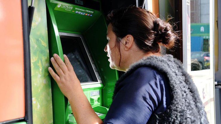 Люди штурмуют банкоматы в попытке снять все свои деньги