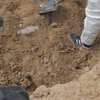У братській могилі в Бучі виявили тіло поліцейського: його застрелив російський снайпер