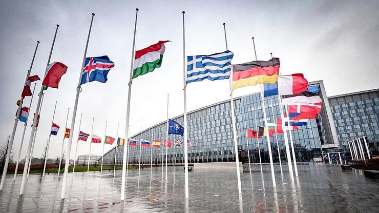 Прапори країн-учасниць НАТО