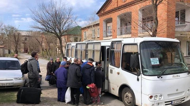 Українців вивозять з зони бойових дій  