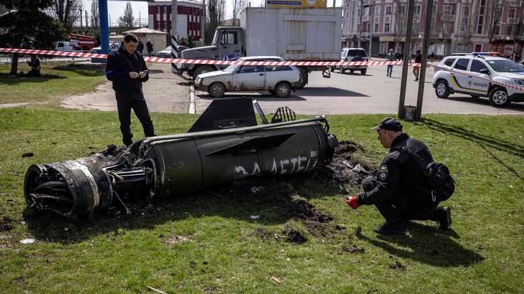 Фрагмент ракети після удару по вокзалу Краматорська