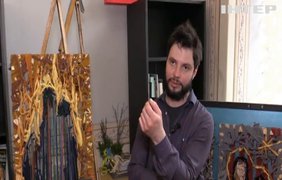 Переселенець з Києва створює картини з тканини у Львові