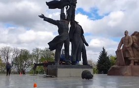 Знесення монументу: під Аркою "Дружби народів" у російського робітника відпала голова