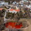 У Литві воду у ставку біля російського посольства пофарбували у кривавий колір (відео)