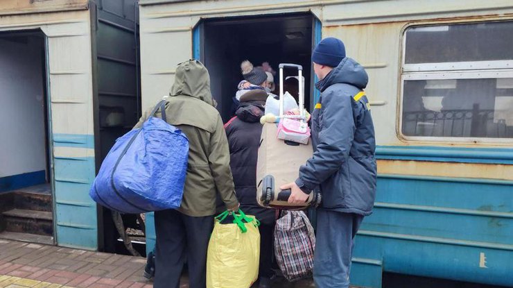 З Донбасу намагаються виїхати тисячі людей