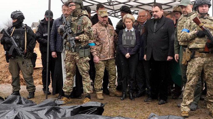 Голова Єврокомісії відвідала масові поховання на Київщині