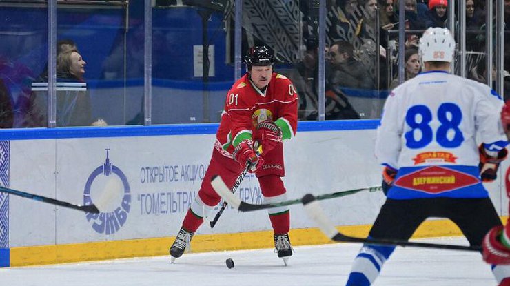 Лукашенко грав у хокей